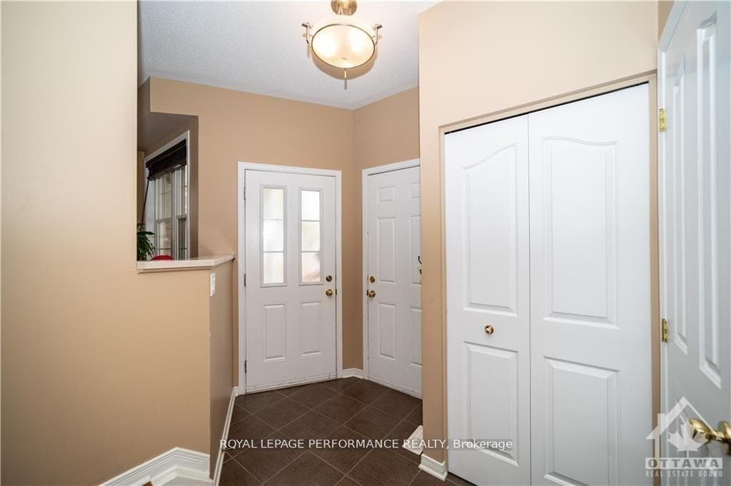2363 Glandriel Crescent photo 2