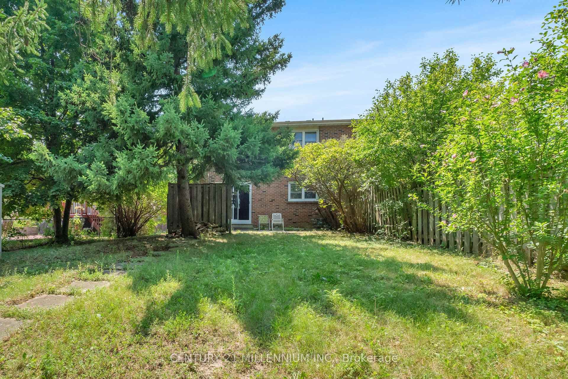 13 Lady Stewart Boulevard photo 40