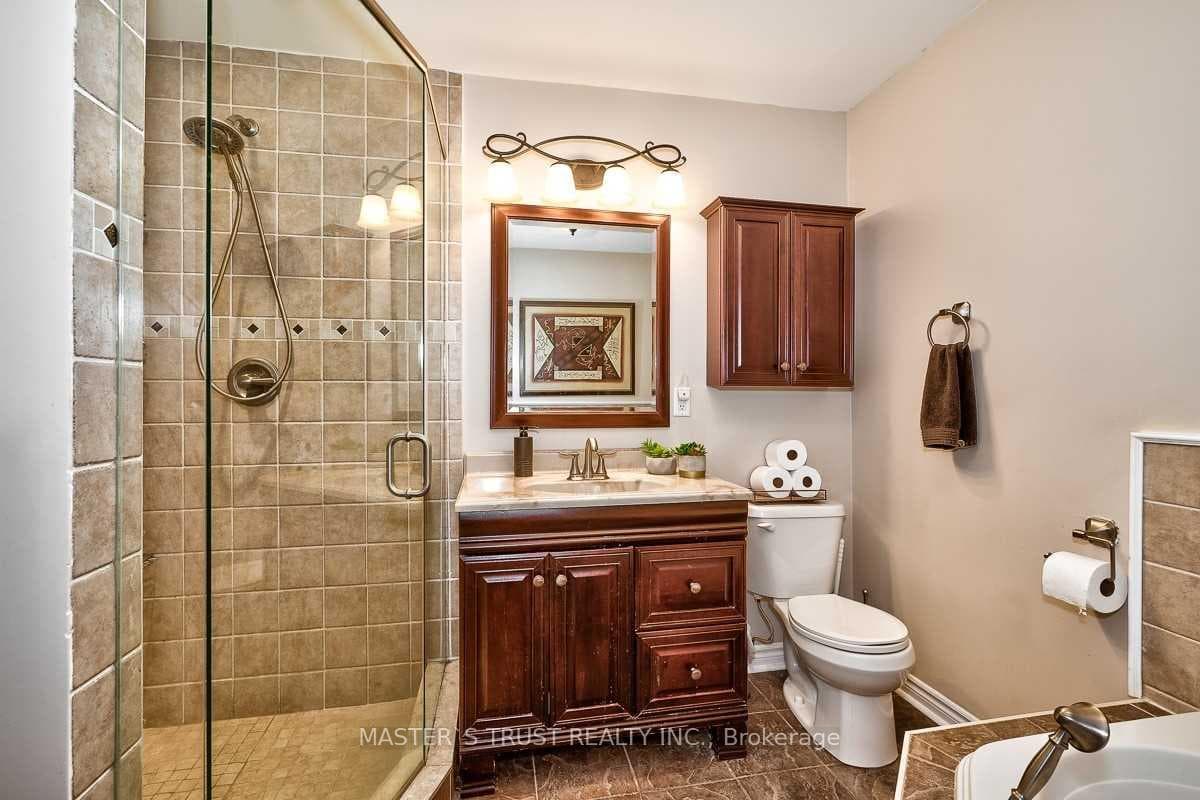 262 Queen Mary Drive photo 6
