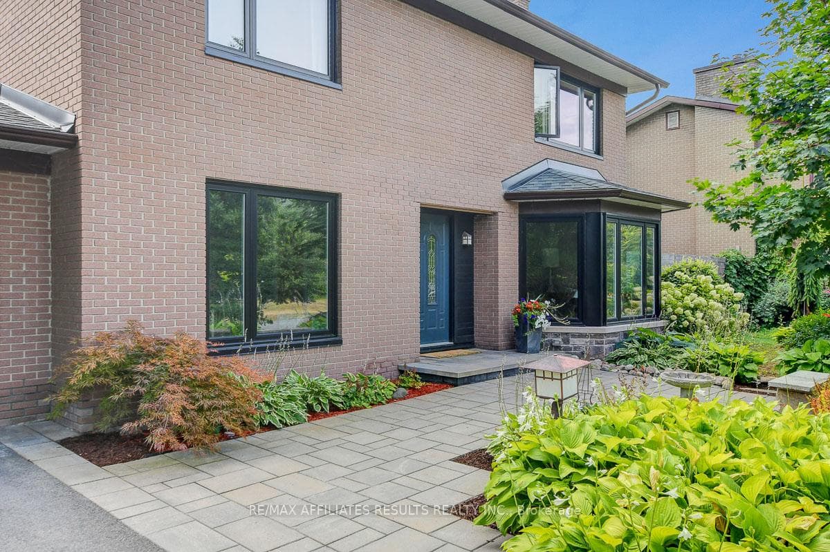 5 Tiffany Crescent photo 2