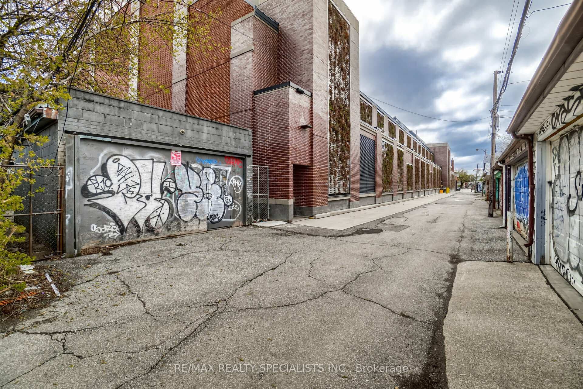 450 BATHURST Street Unit B2 photo 29