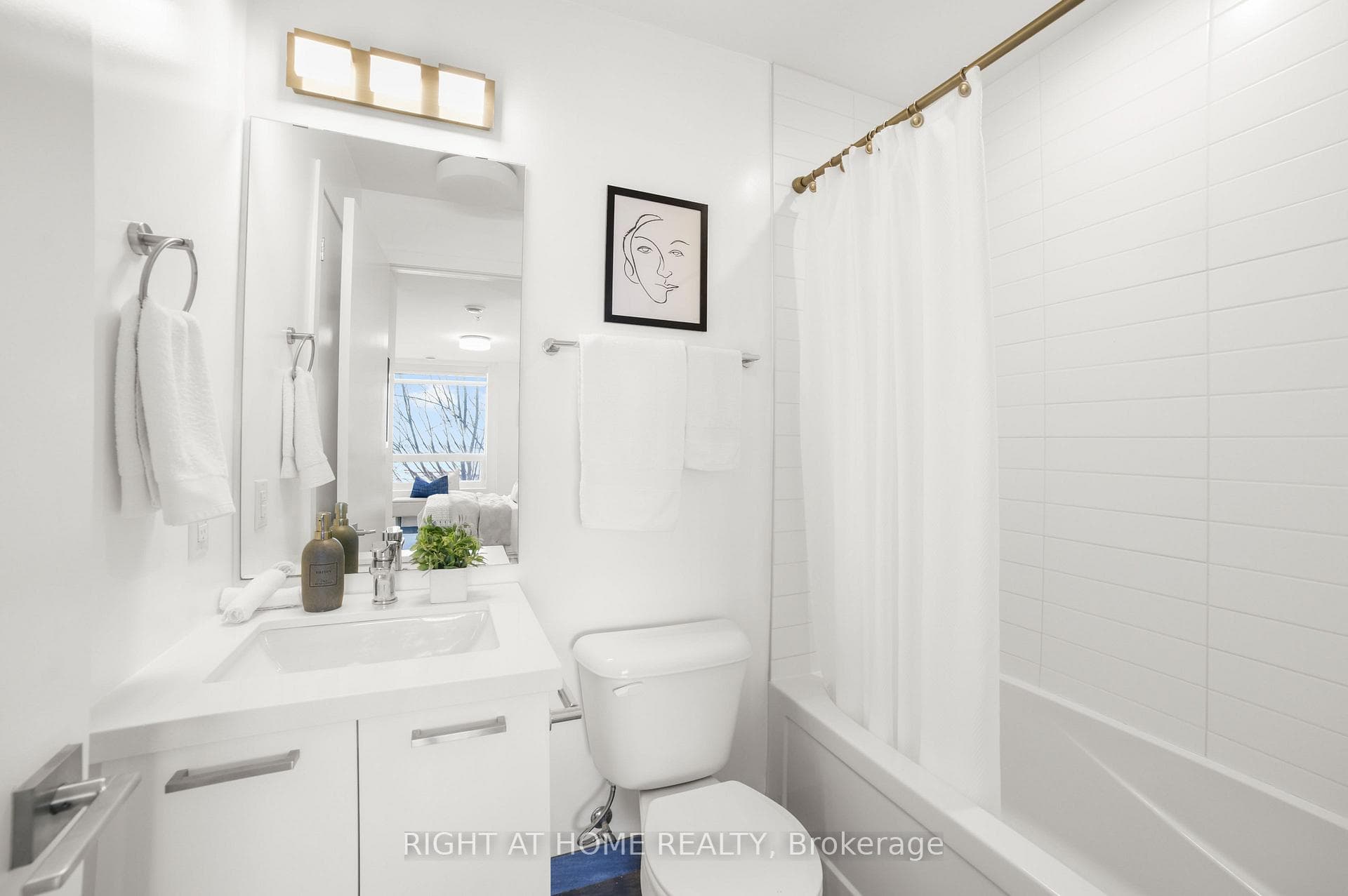 ONSUITE BATHROOM 4P