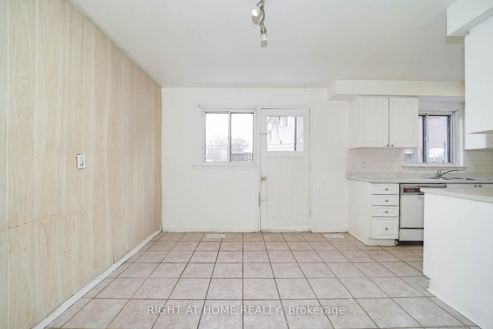 Large Breakfast Area - w. Separate Rear Entrance