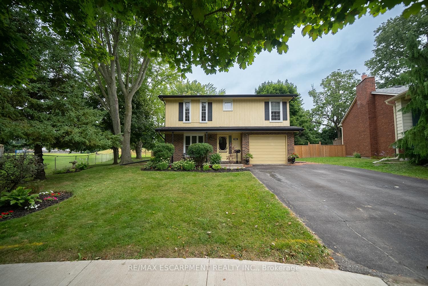60 Fieldgate Drive photo 3