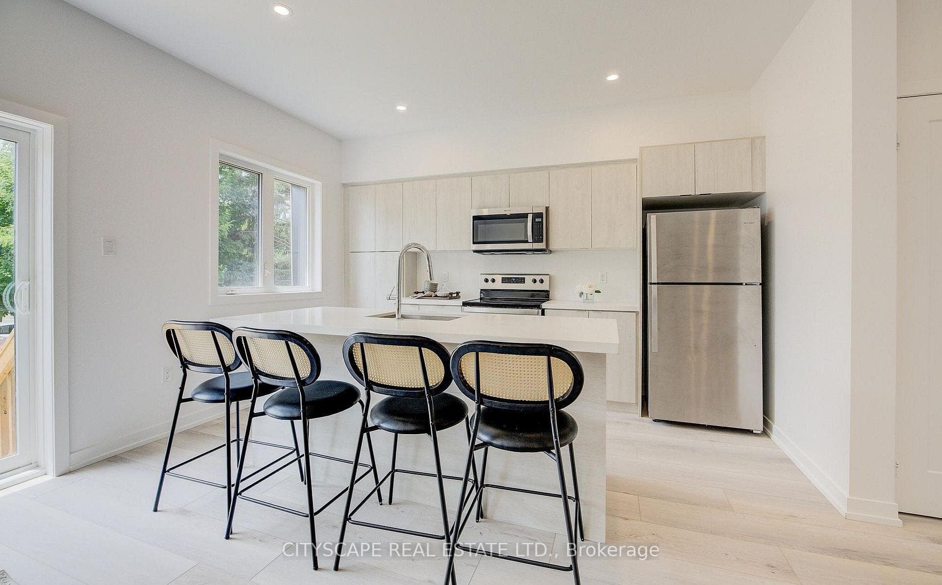 416 Dundas Street Unit 13 photo 1