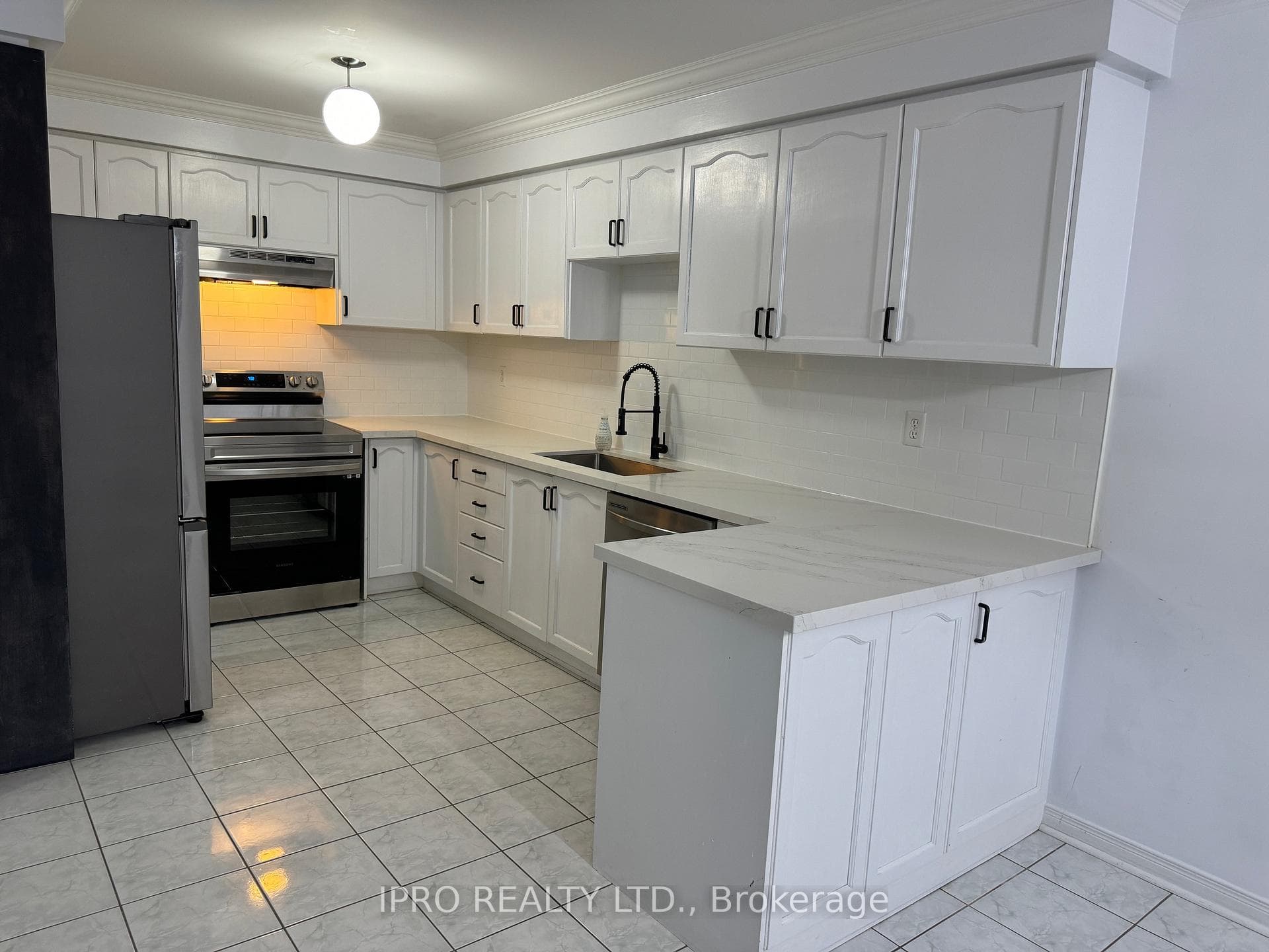 597 WALPOLE Crescent photo 7