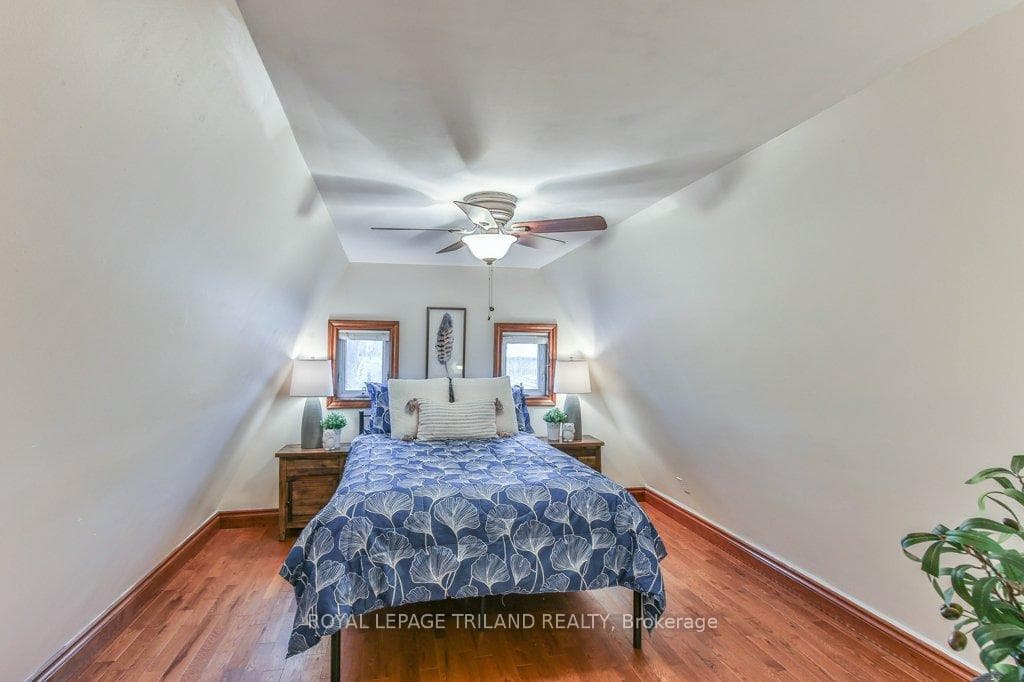 941 QUEENS Avenue photo 34