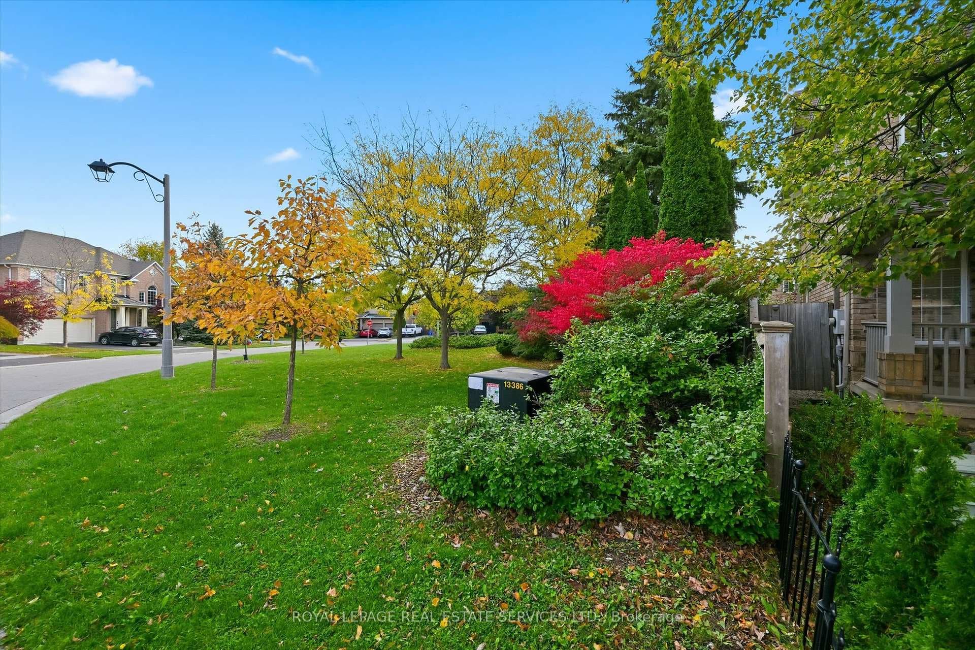 Siding onto Beautifully Landscaped Greenspace!