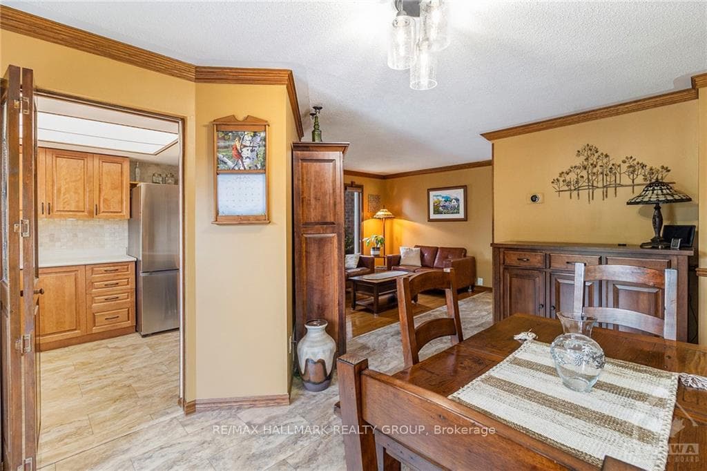 825 HARLEQUIN Crescent photo 6