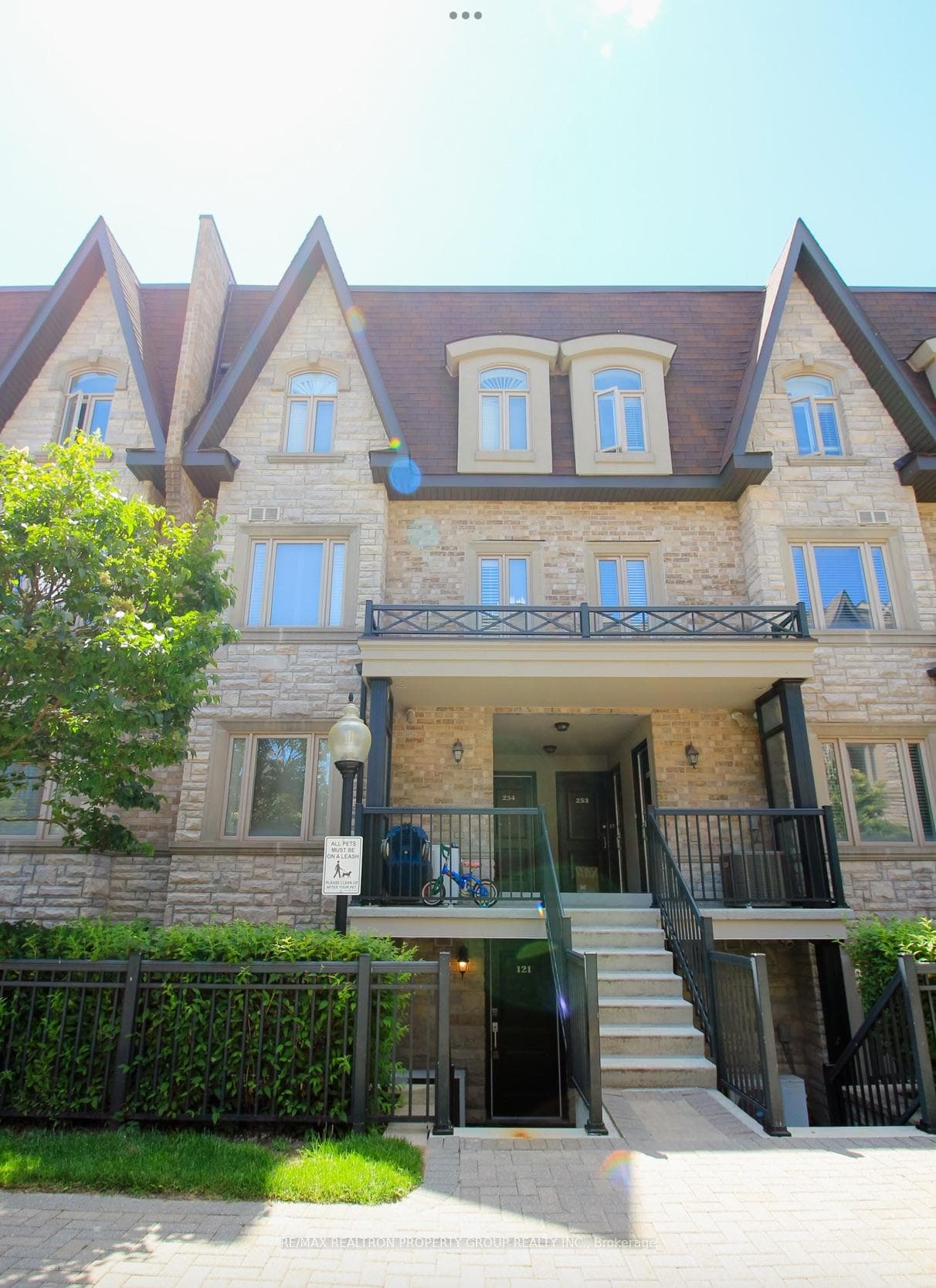 318 John Street Unit 121 photo 2