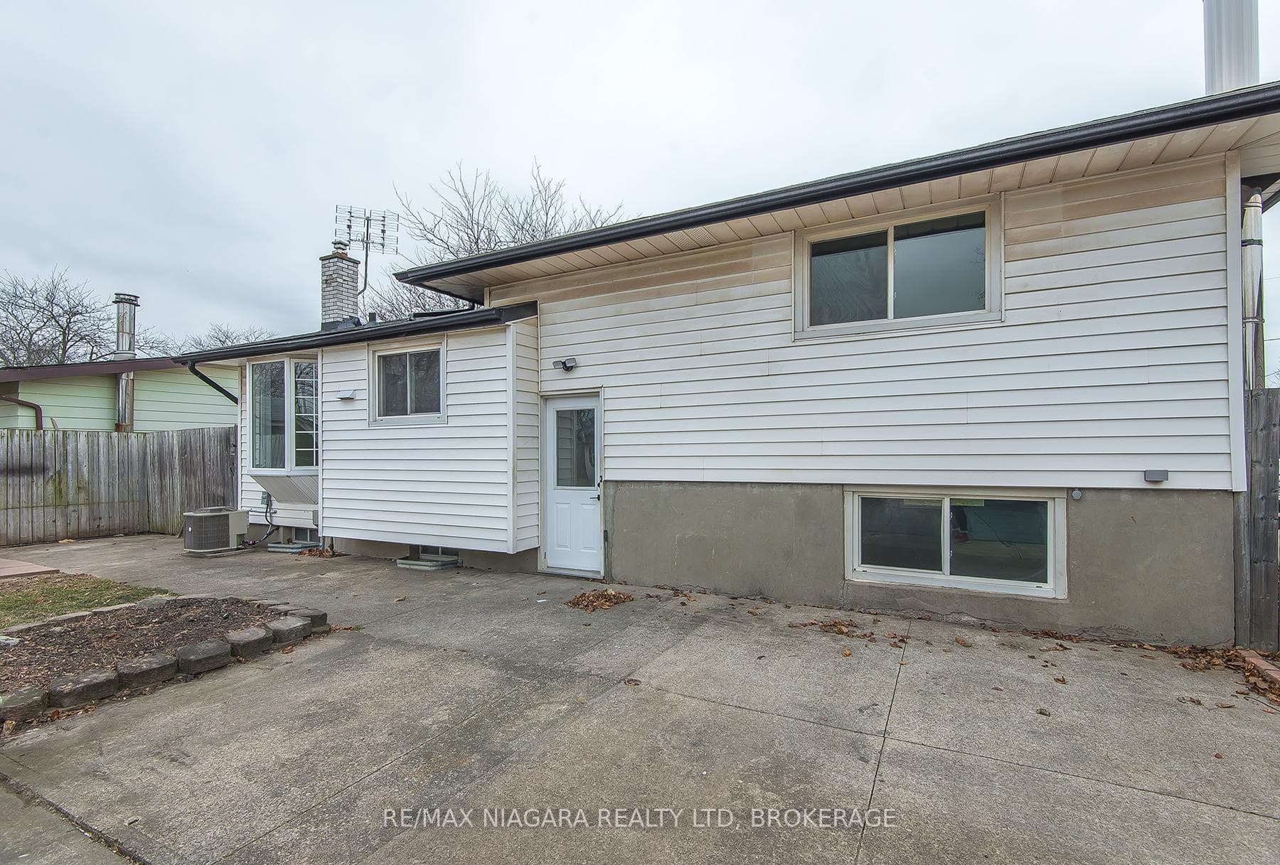 16 Huntley Crescent photo 5