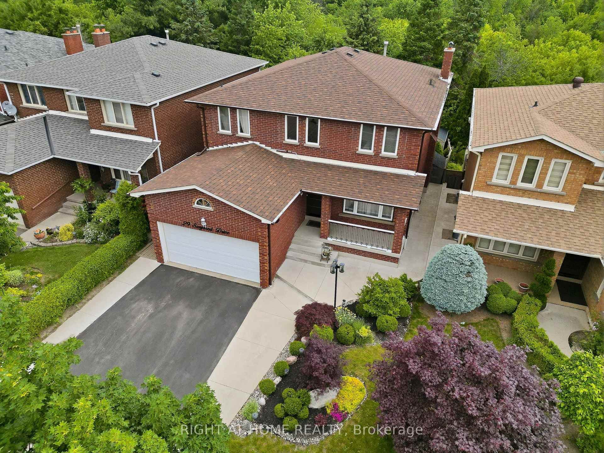 29 Sunforest Drive photo 2