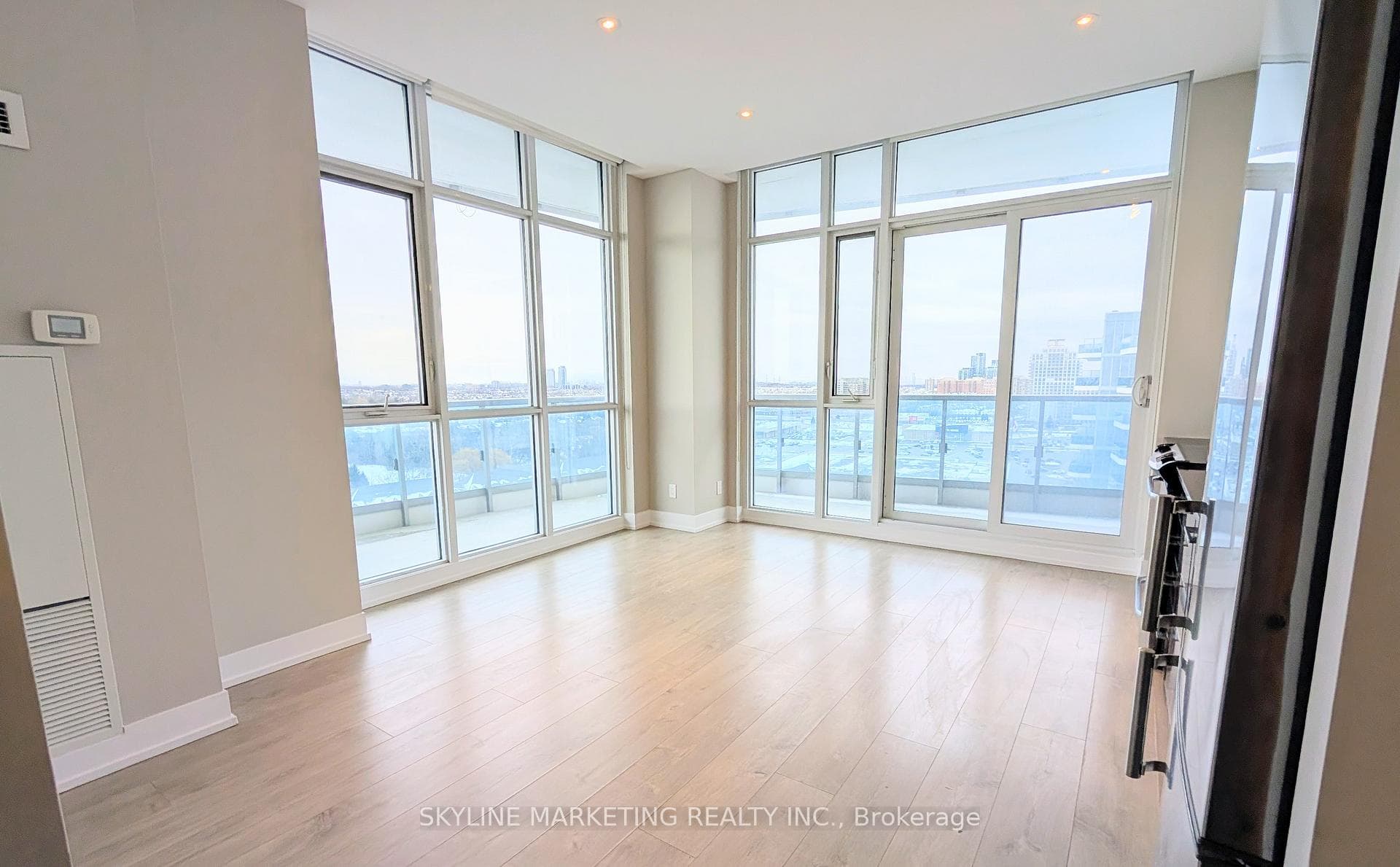 9471 Yonge Street Unit LPH02 photo 1