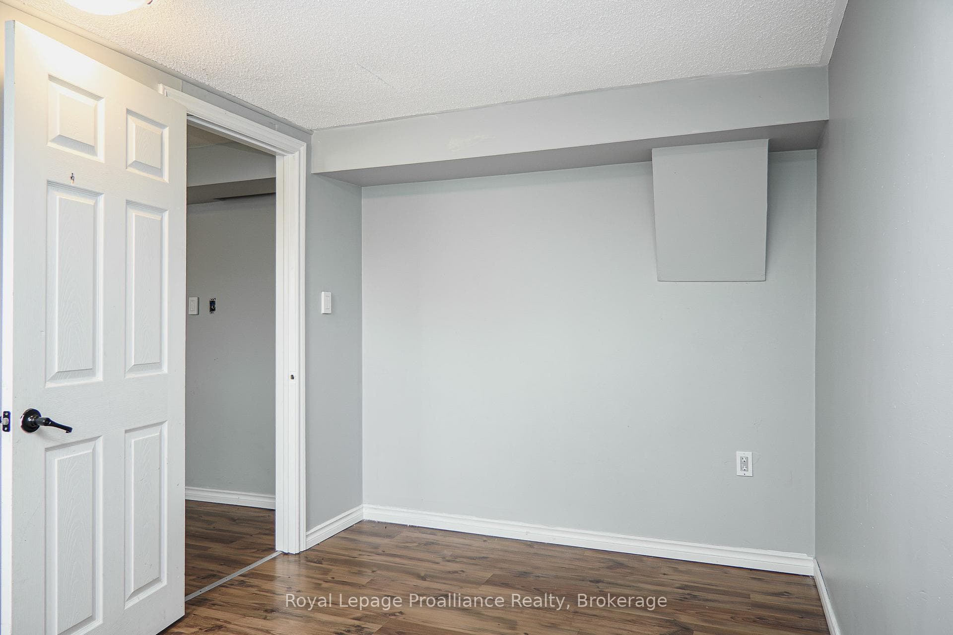 21 Pepper Avenue photo 5