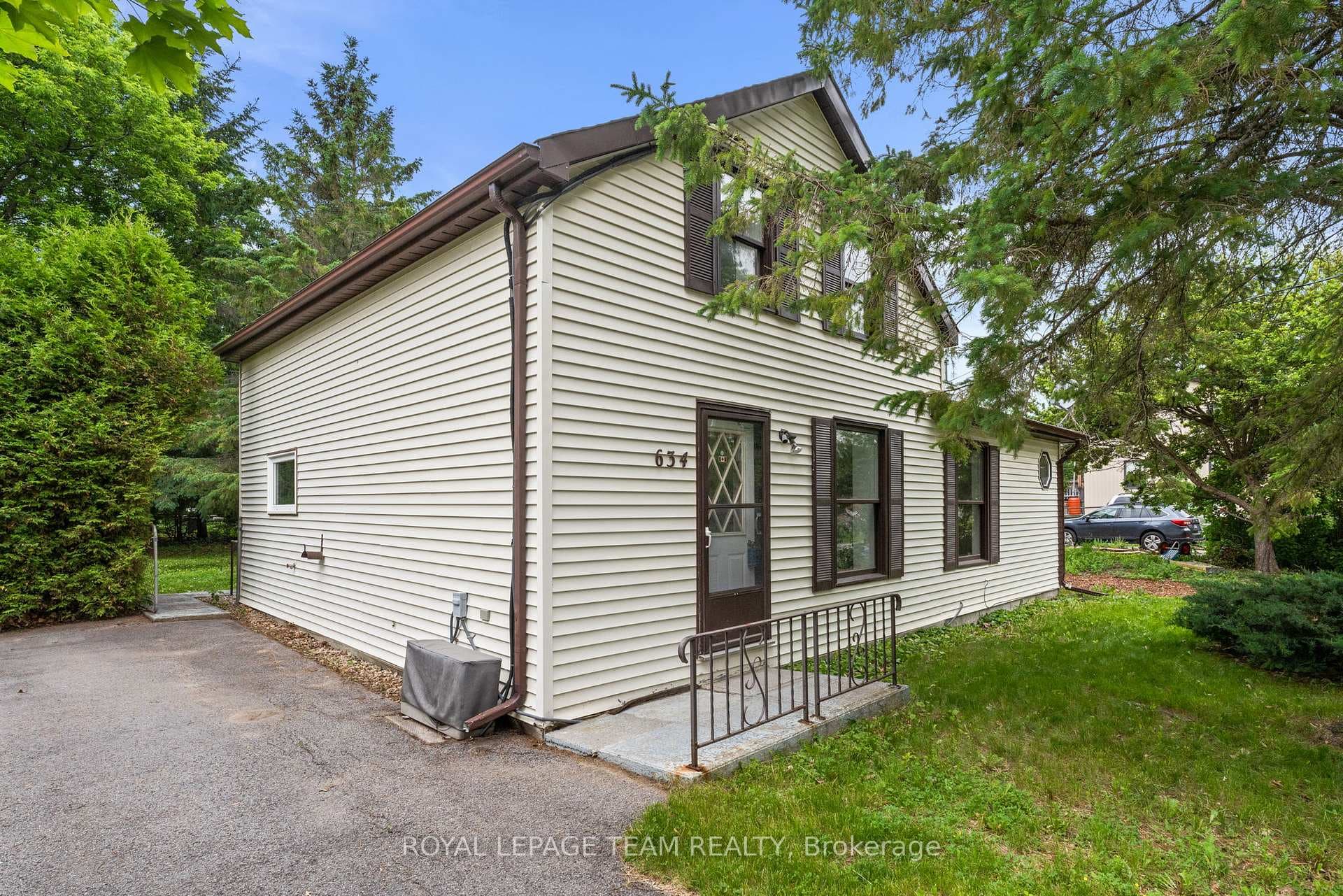 634 Elgin Street photo 3