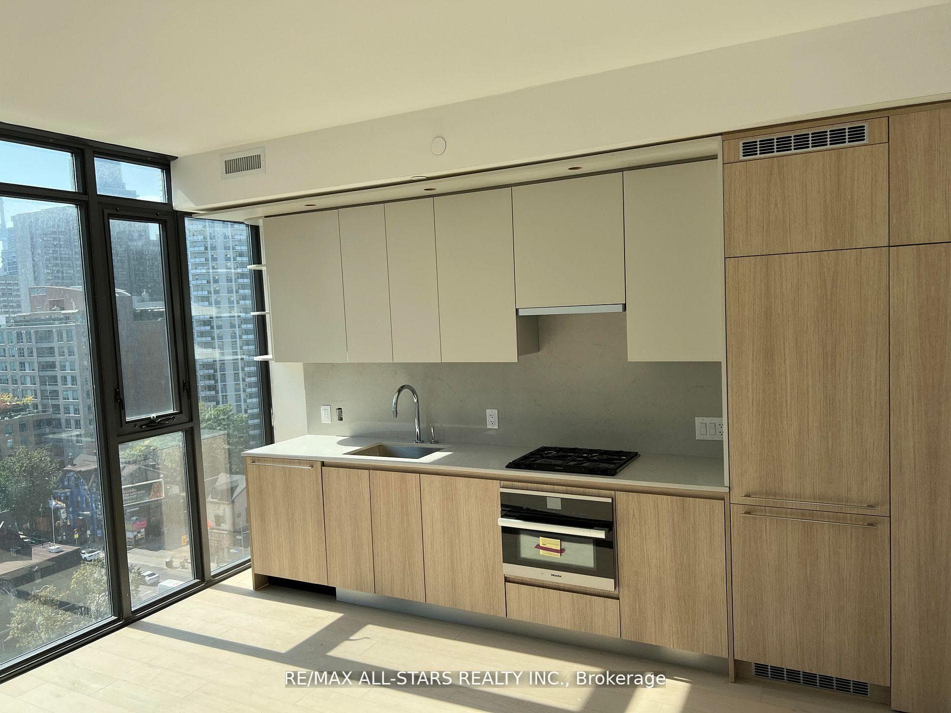 81 WELLESLEY Street Unit 1002 photo 4