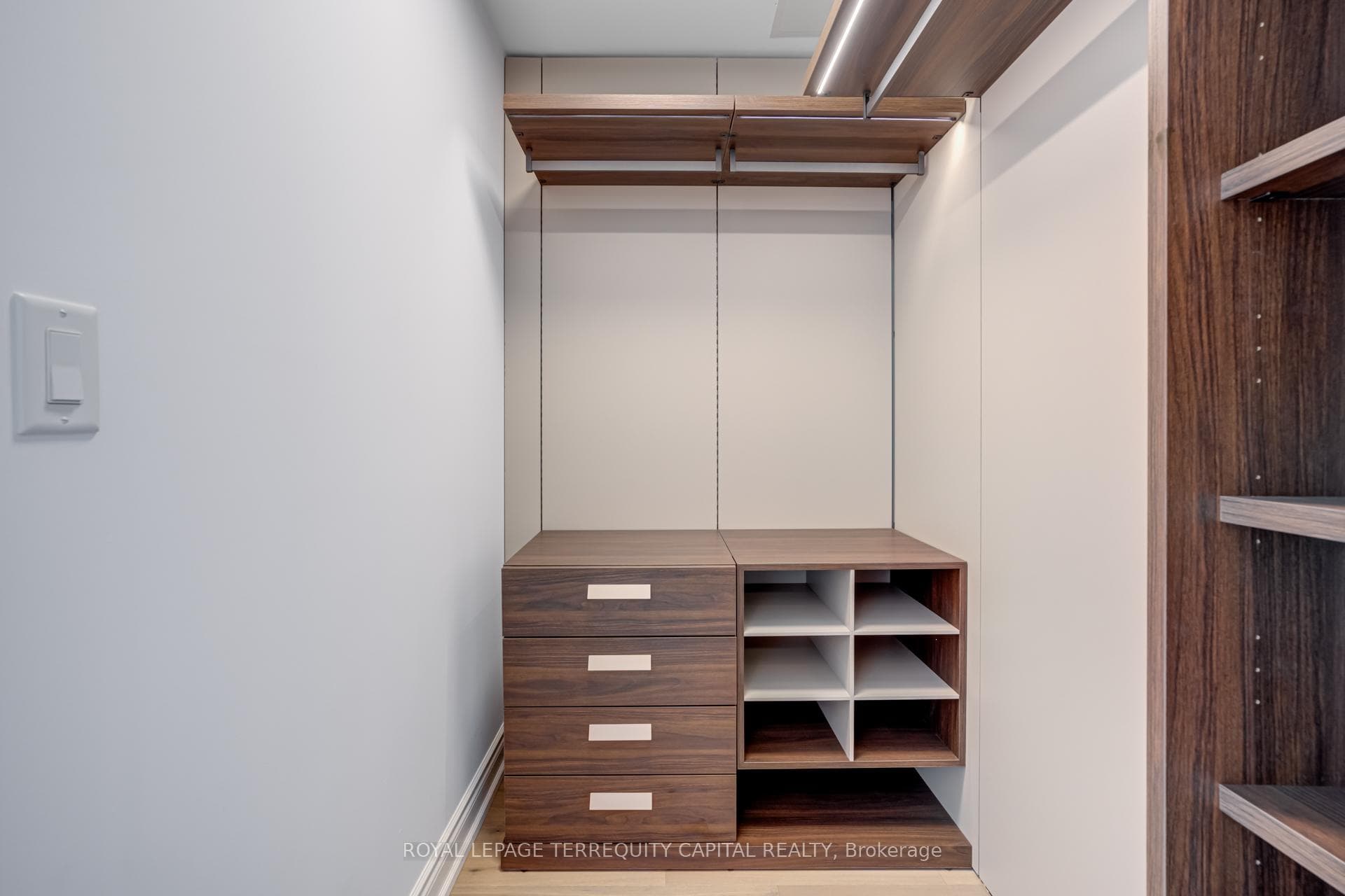 388 Yonge Street Unit 6810 photo 36