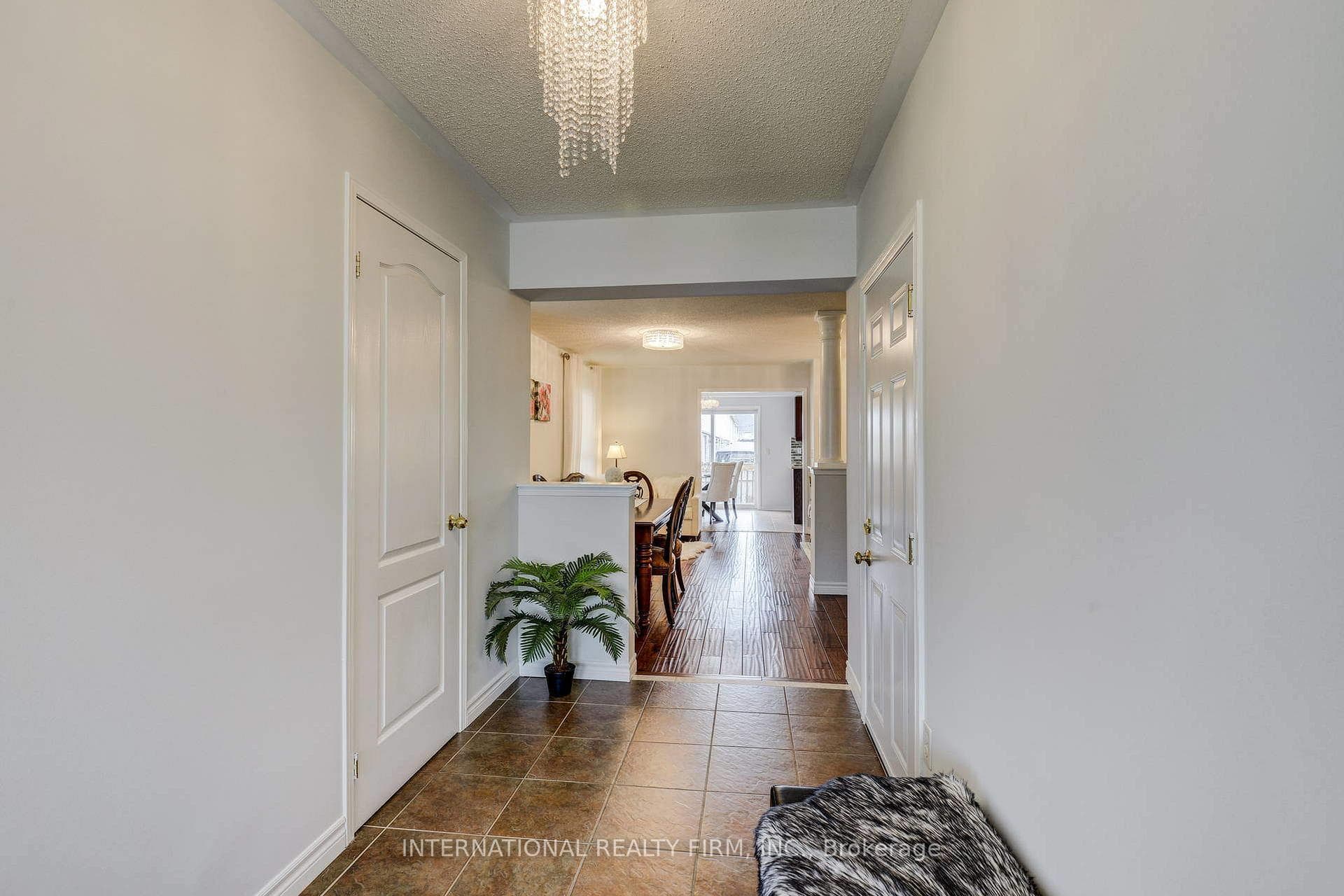 4881 Capri Crescent photo 7
