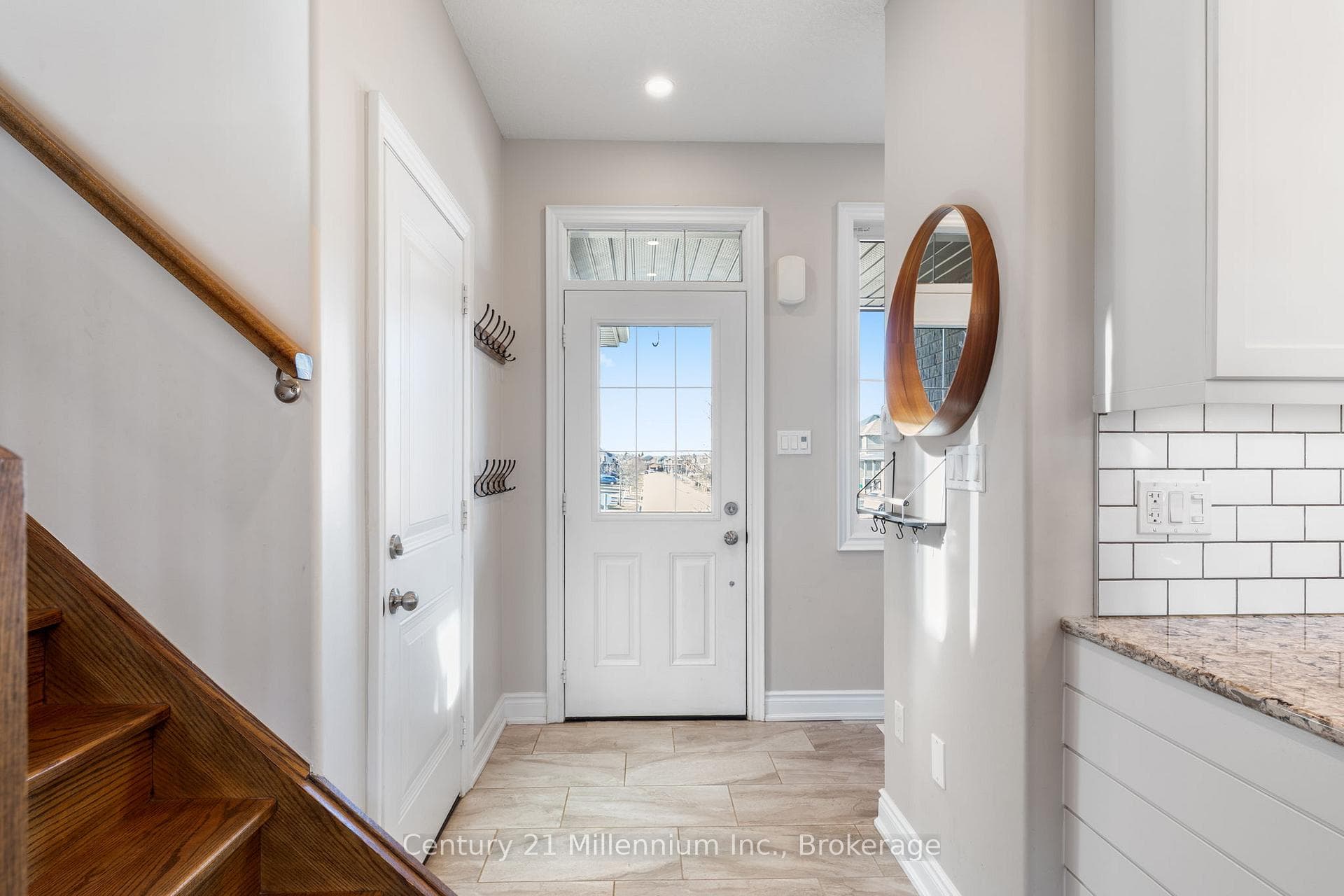103 Lockerbie Crescent photo 4