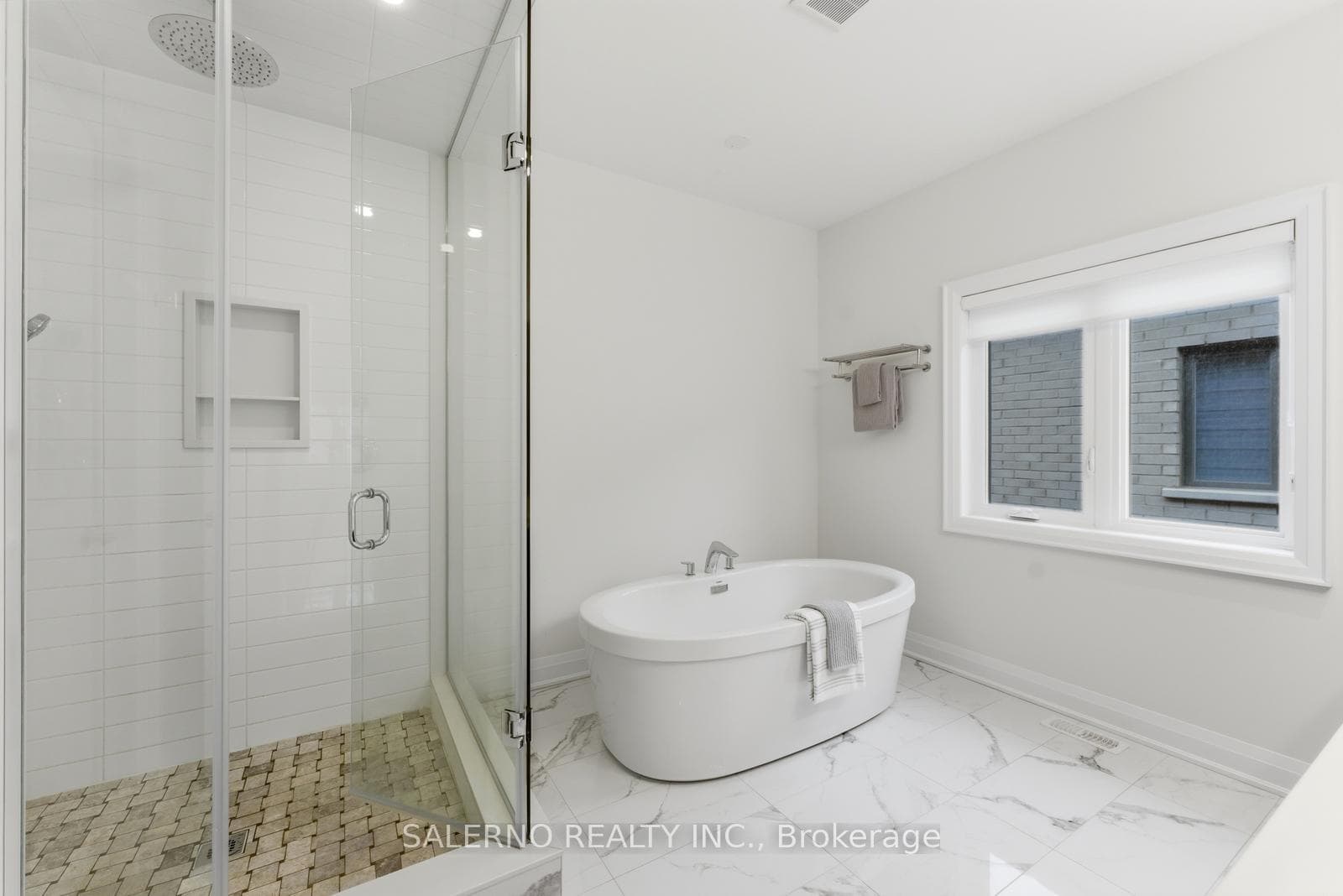 2364 Irene Crescent photo 24