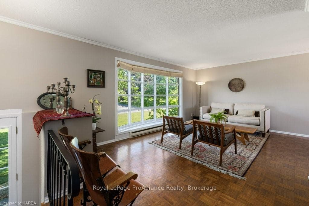 671 SUSSEX Boulevard photo 8