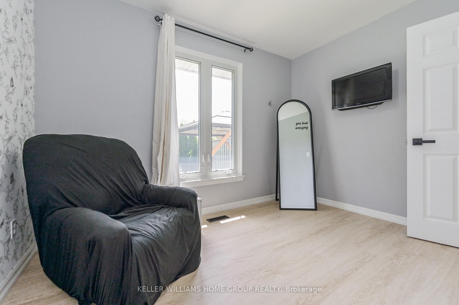 422 Forfar Street photo 18