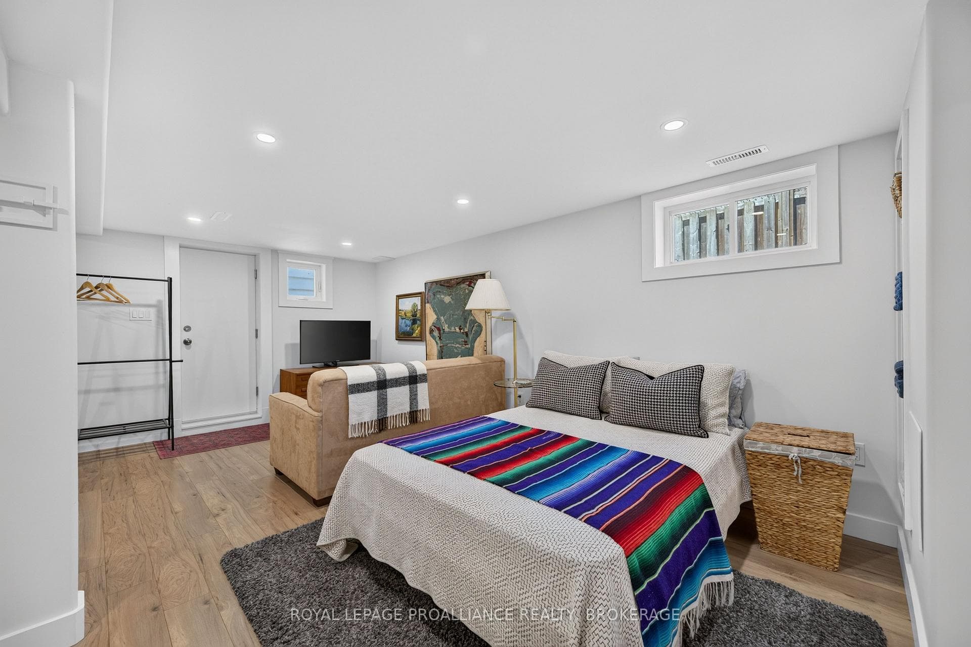 288 Yonge Street photo 27