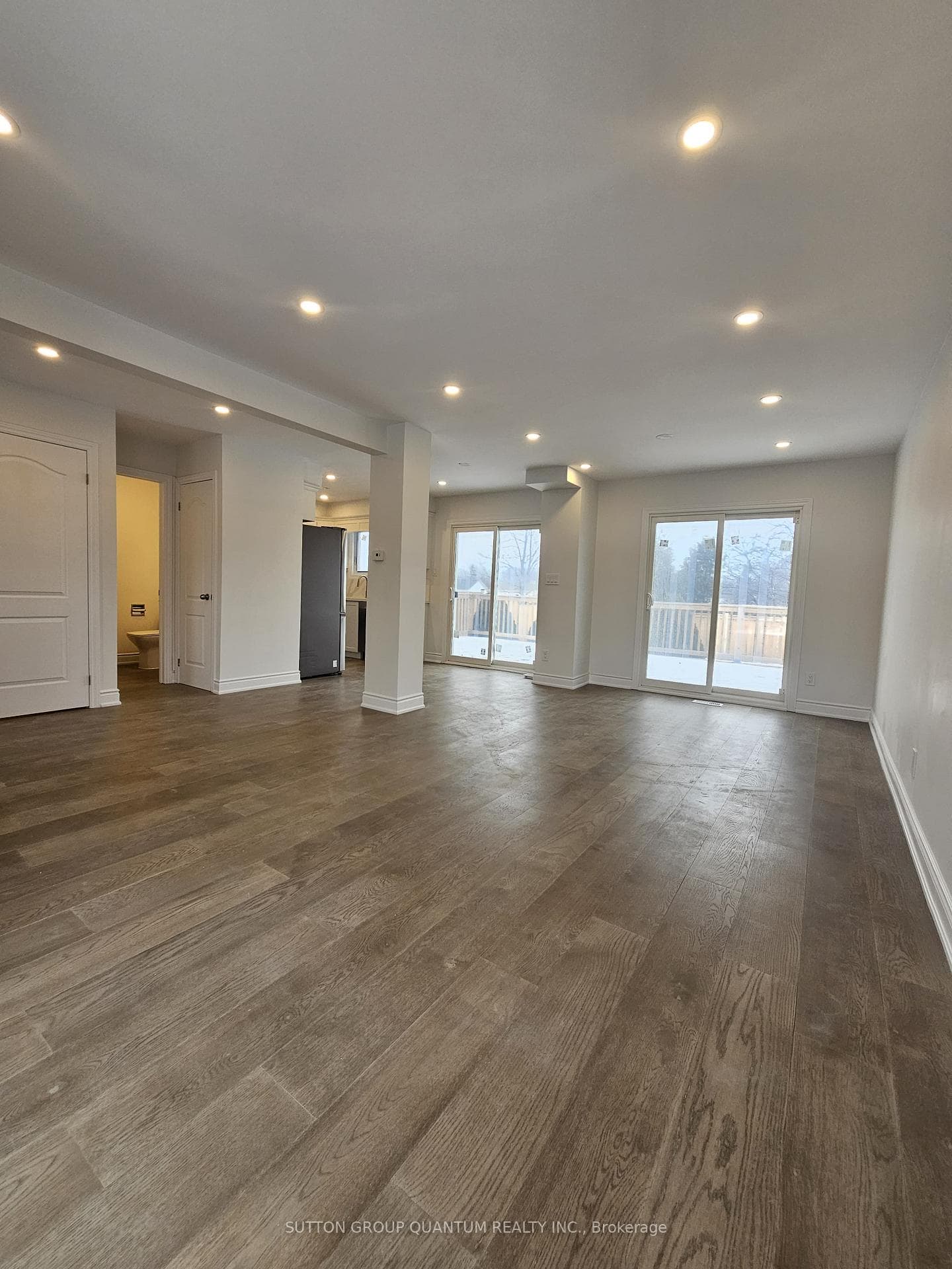 2084 Hunt Crescent photo 2