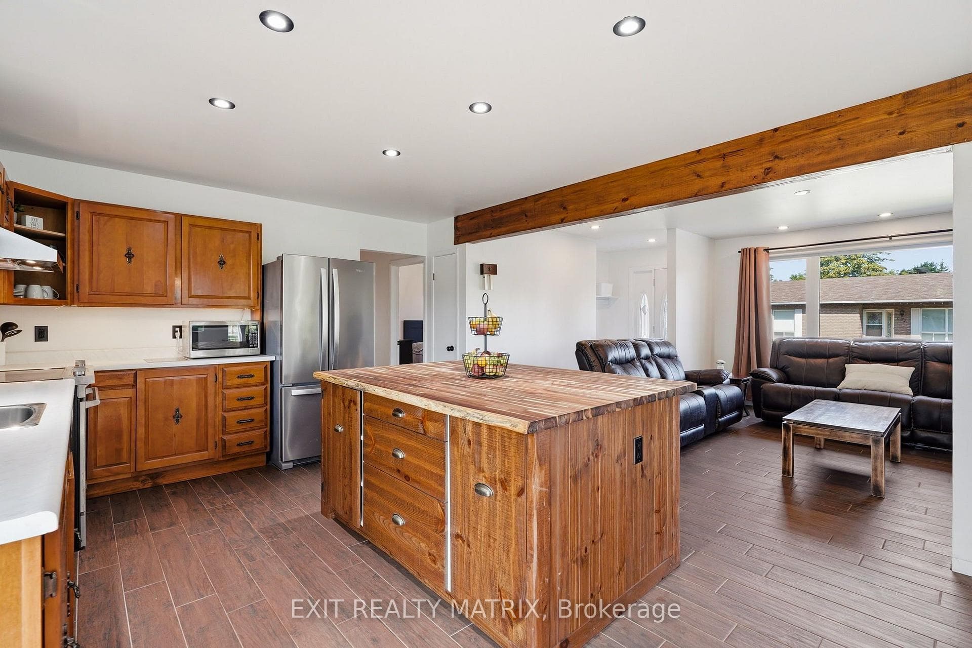 693 Cartier Street photo 9