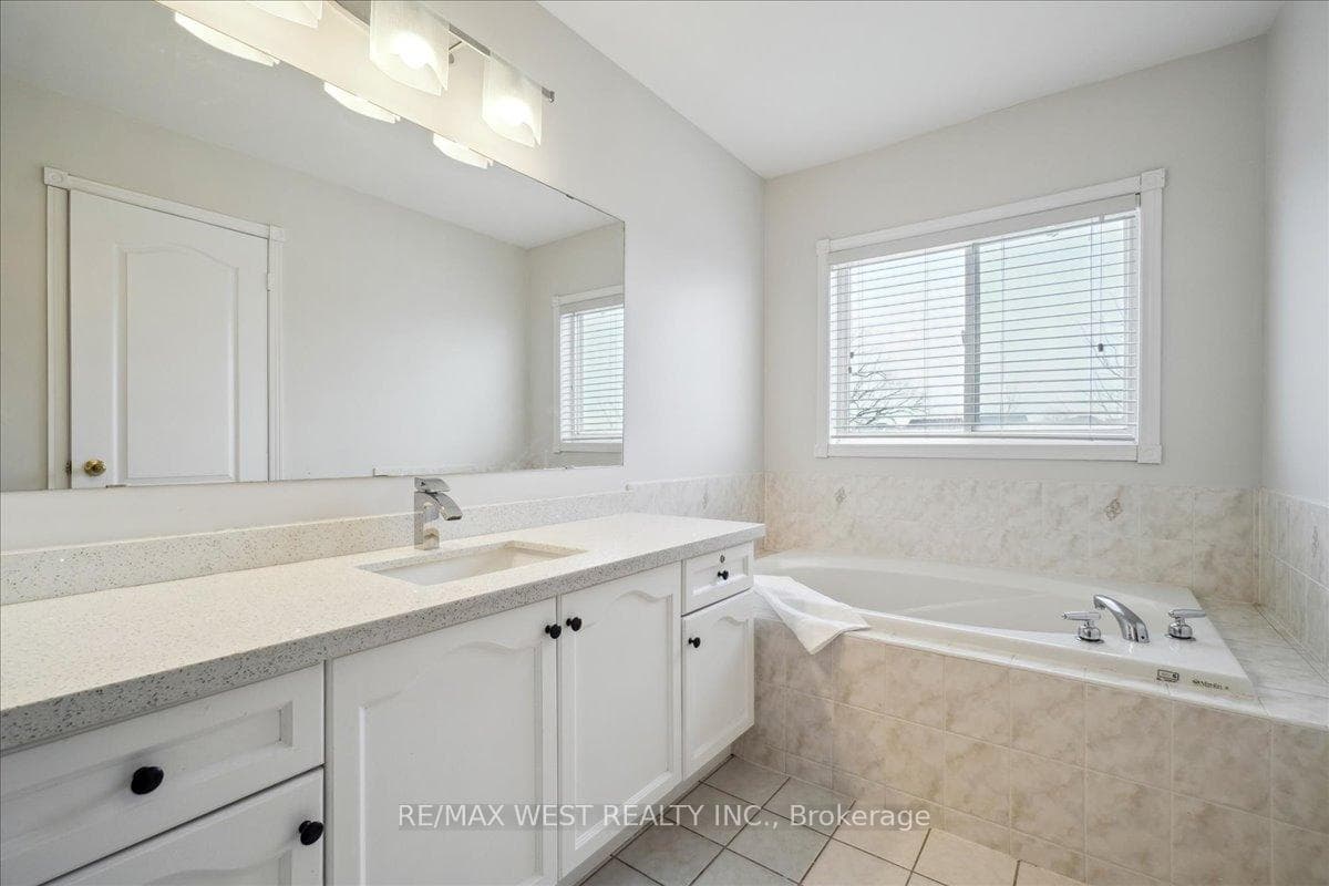 38 Monaco Court photo 9