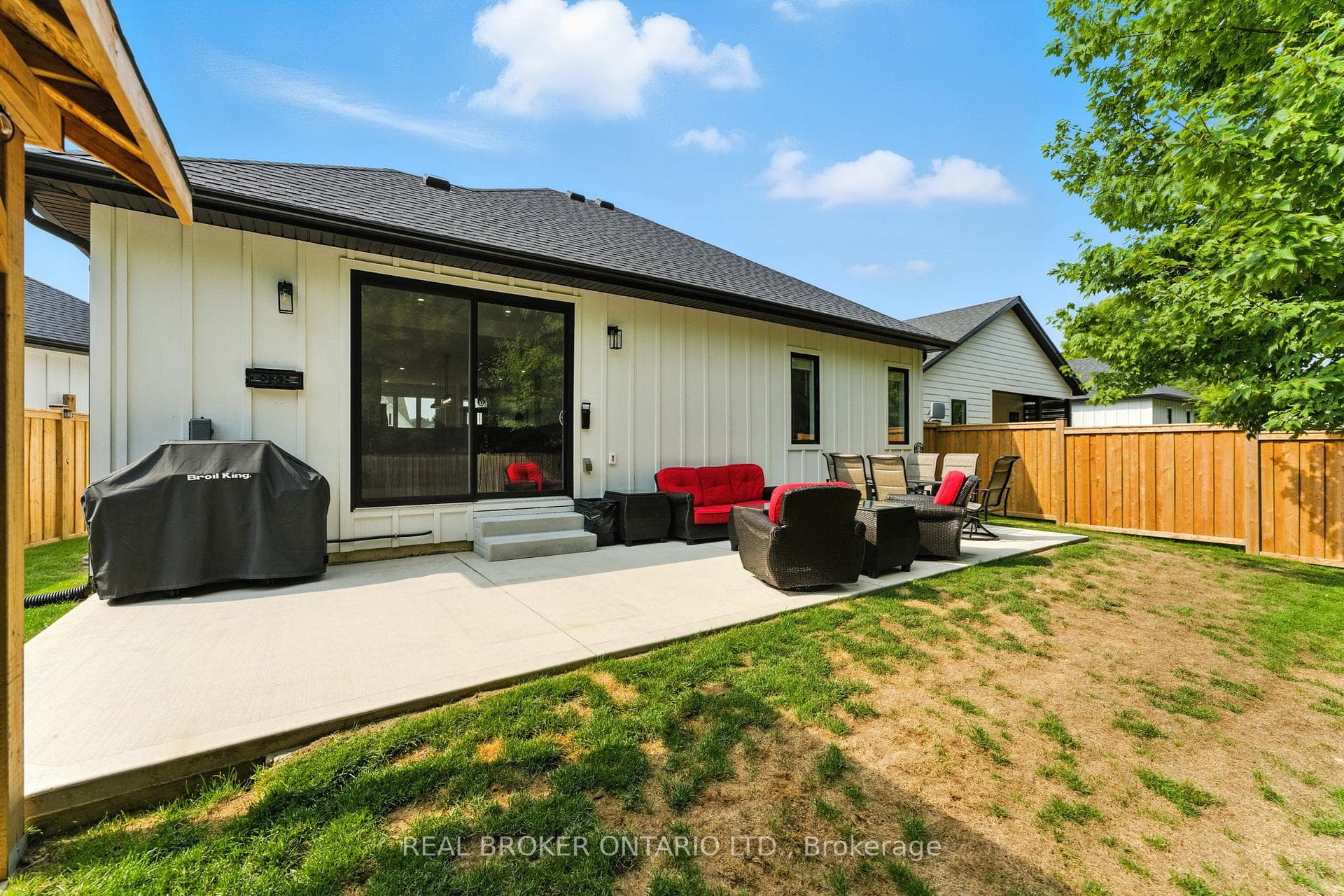 9 Macneil Court photo 33