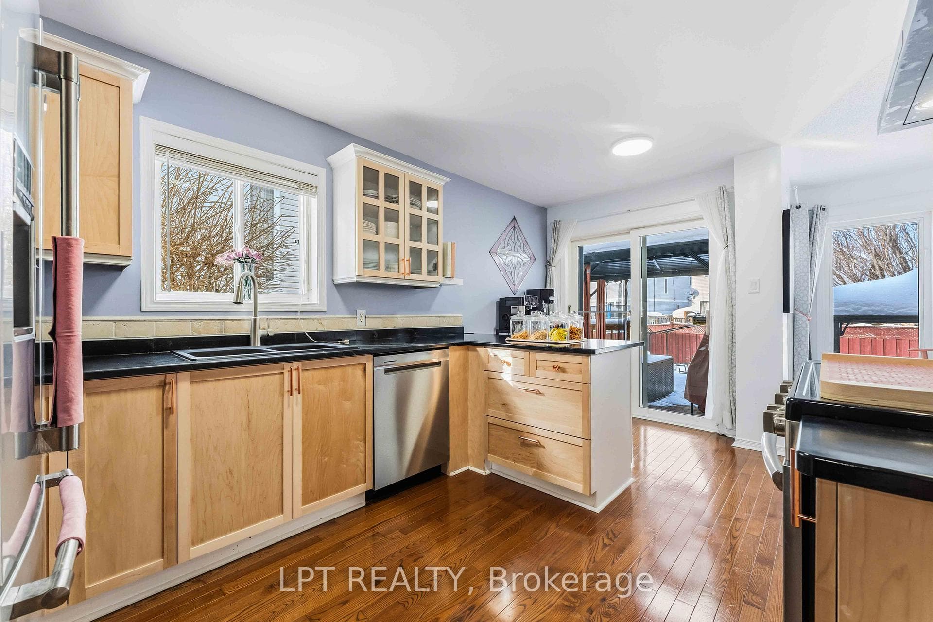 1549 Senateurs Way photo 9