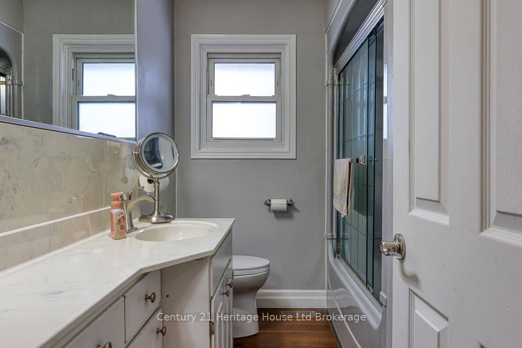 204 Greenleaf Crescent photo 13