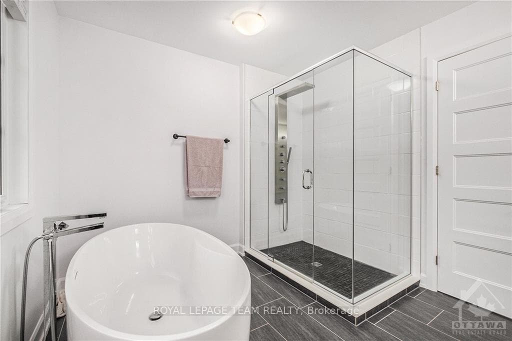 241 SUNSET Crescent photo 18