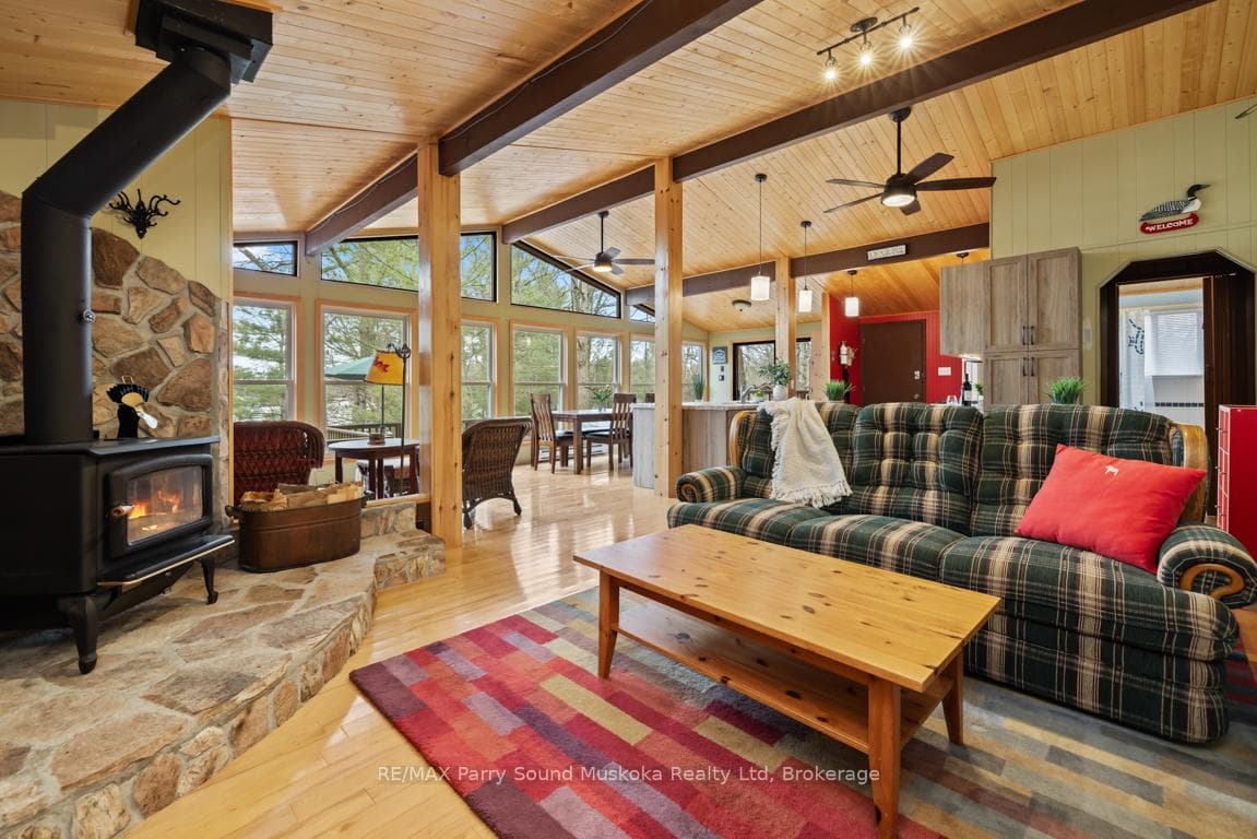 Great room w vaulted ceilings
