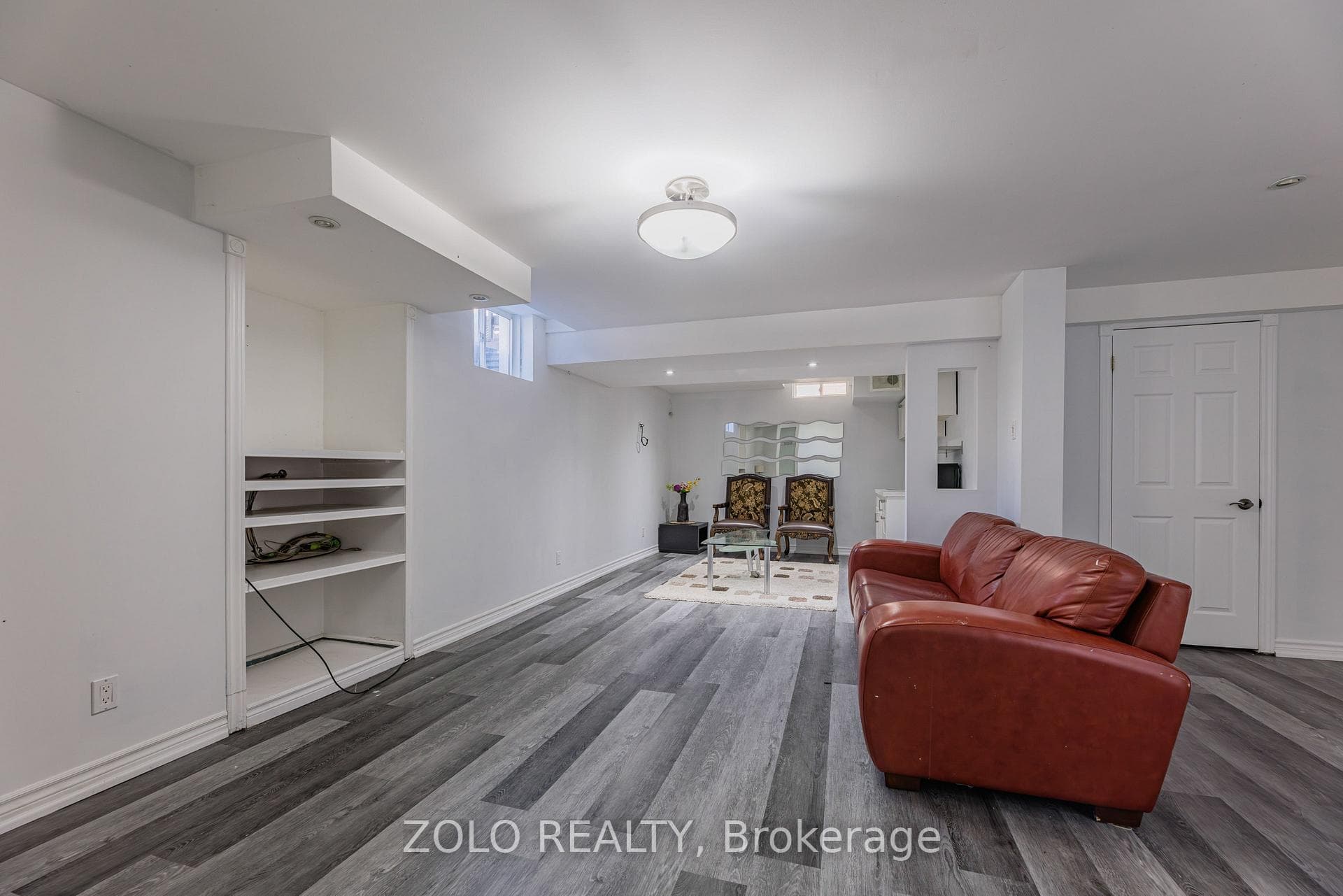 1580 Earl Crescent photo 39
