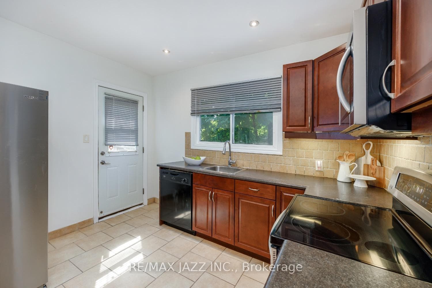 265 Clarke Street photo 4