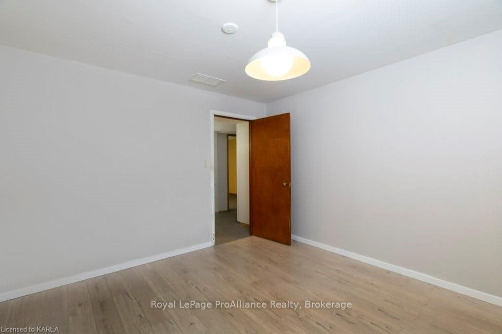223 YONGE Street photo 33