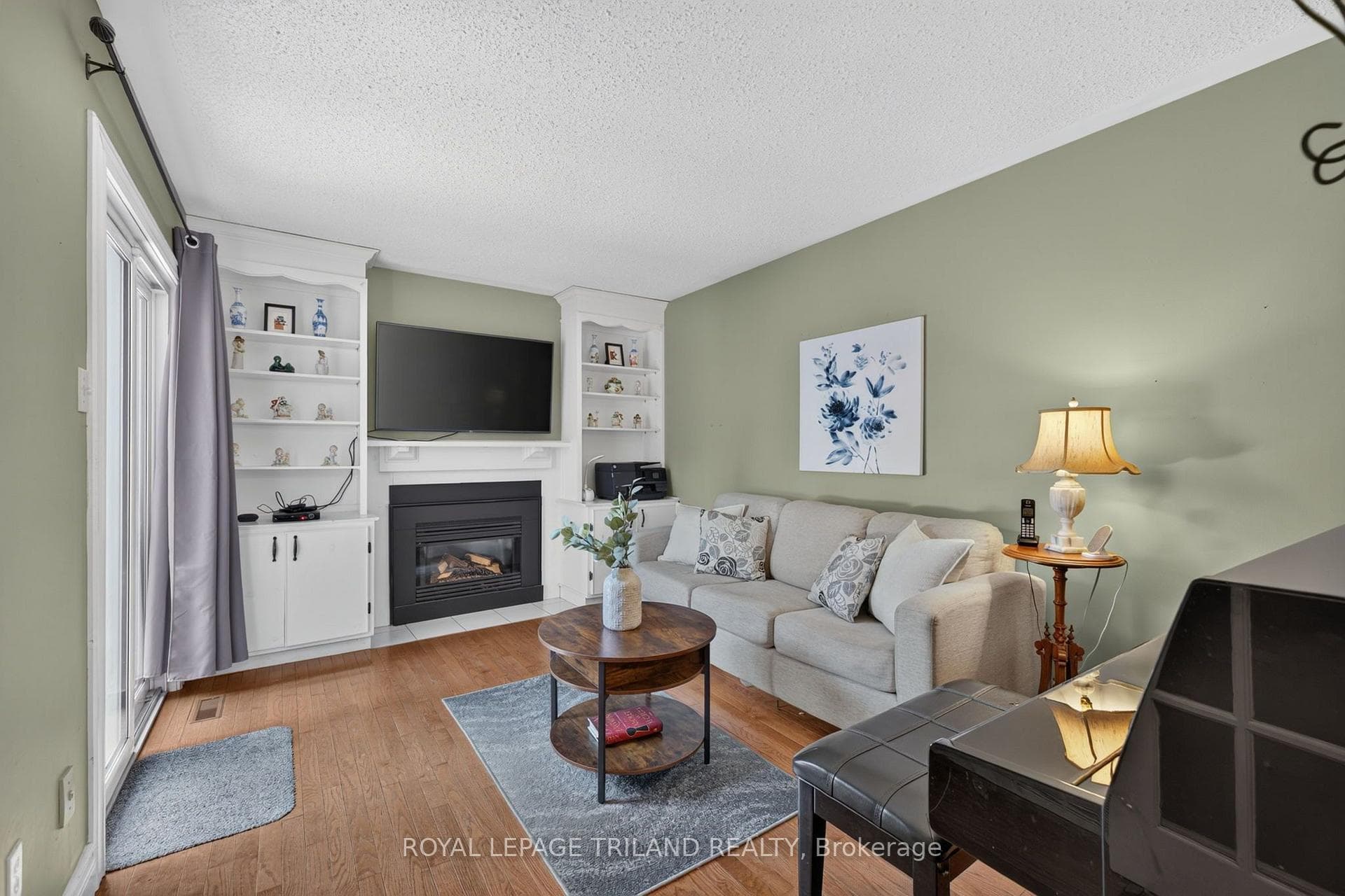 1077 MAHOGANY Crescent photo 15
