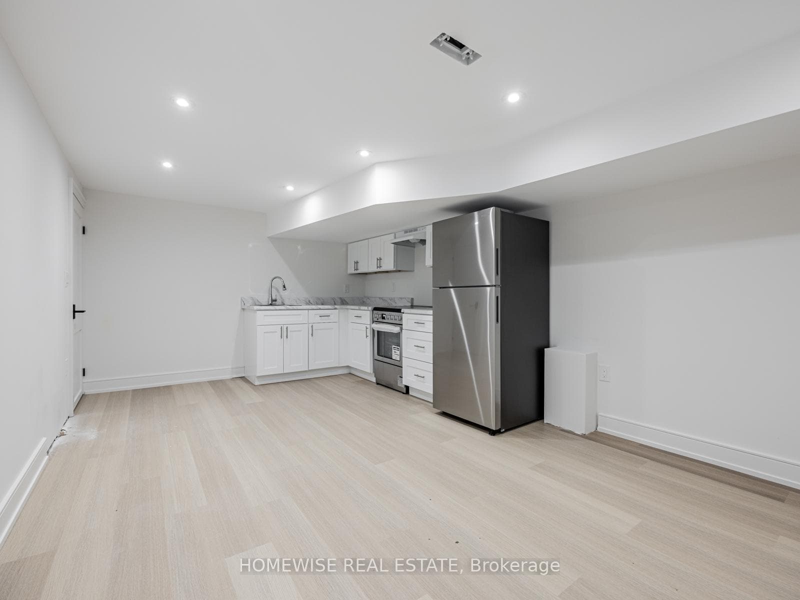 21 Raeburn Avenue Unit Lower photo 3