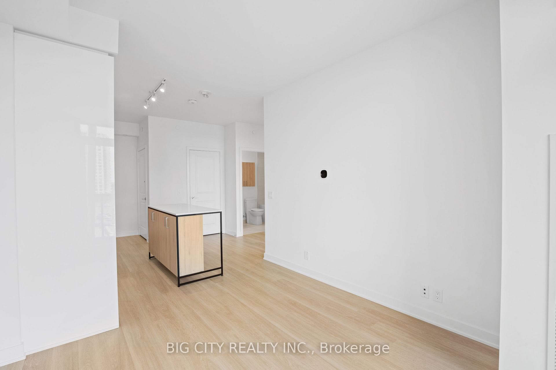 30 Upper Mall Way Unit 317A photo 10