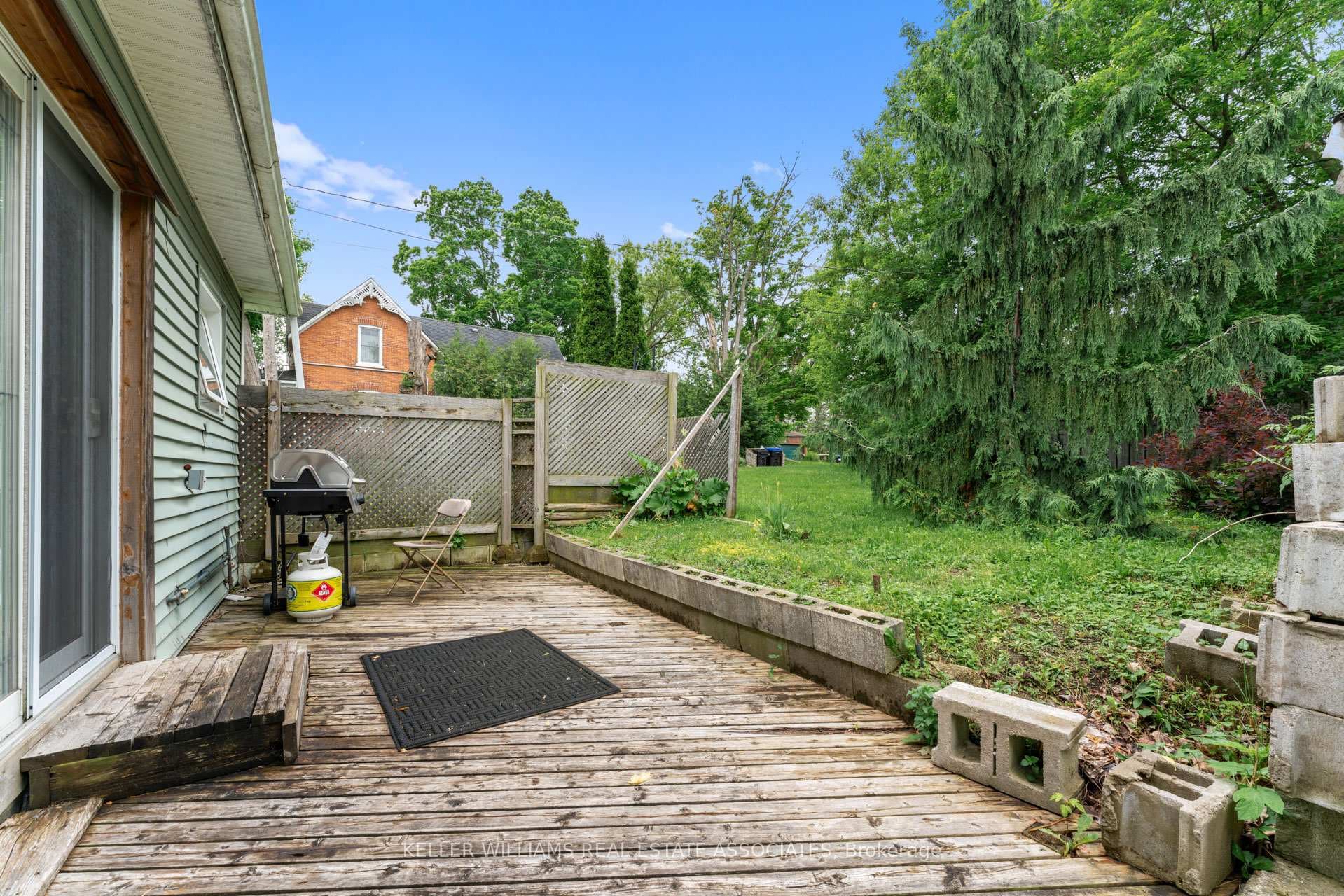 884 Front Street photo 23
