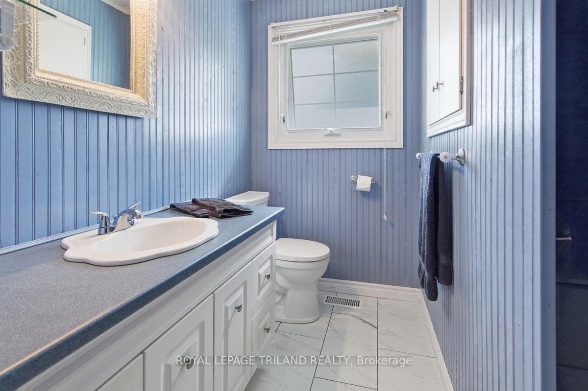 Upper Floor: Bathroom