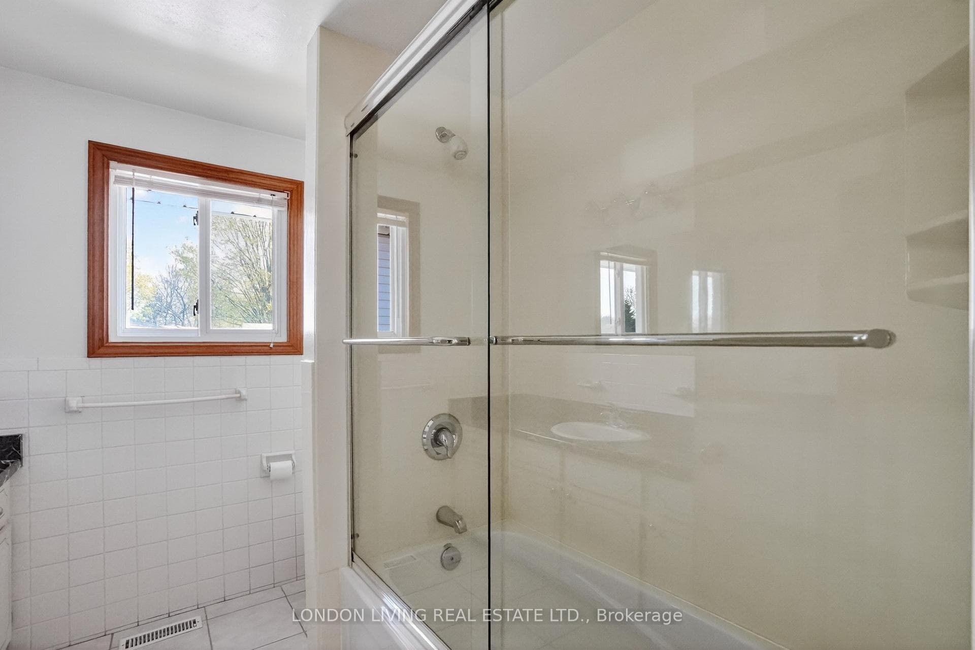 172 Meridene Crescent photo 16