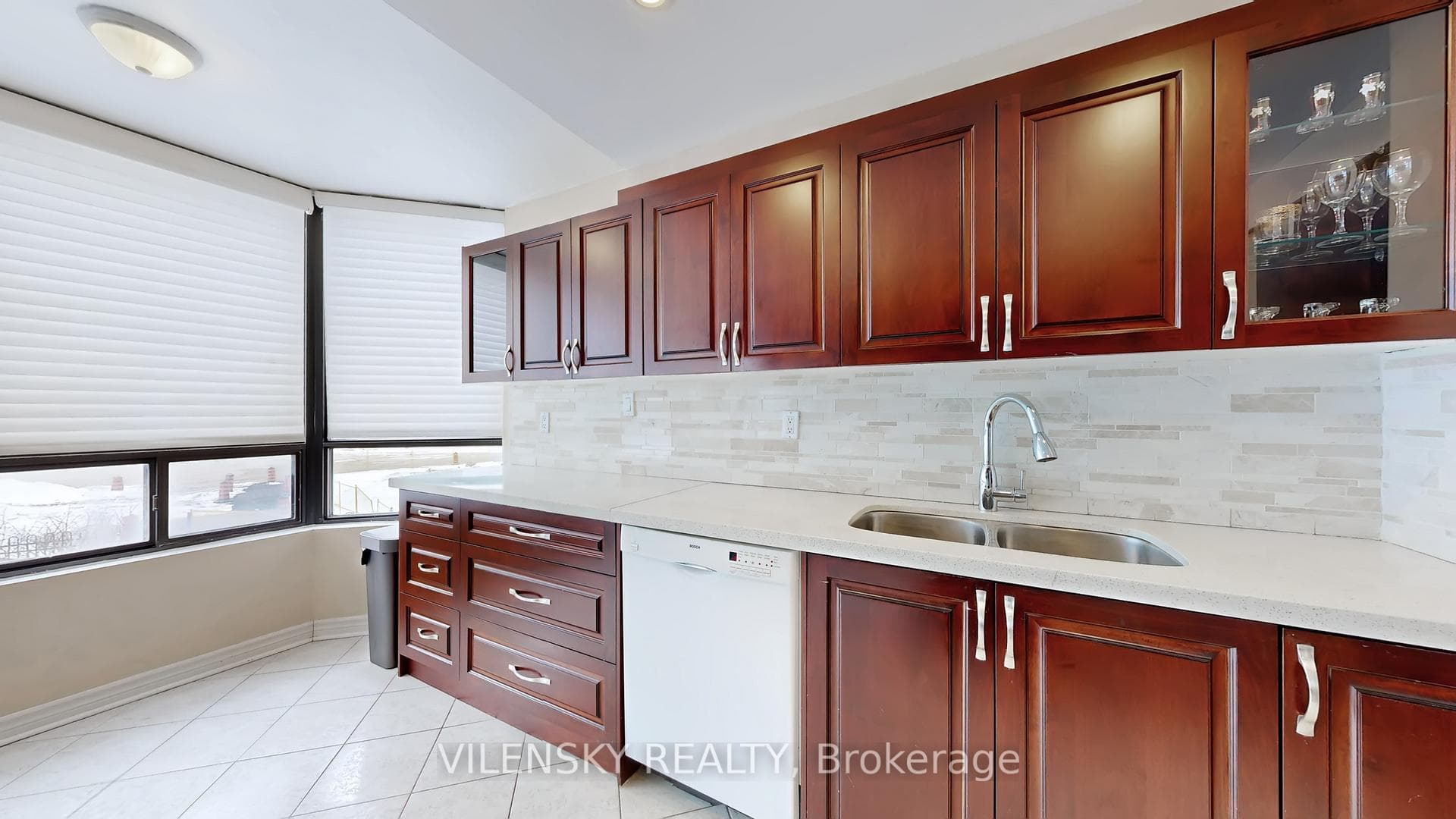 7460 Bathurst Street Unit 214 photo 12