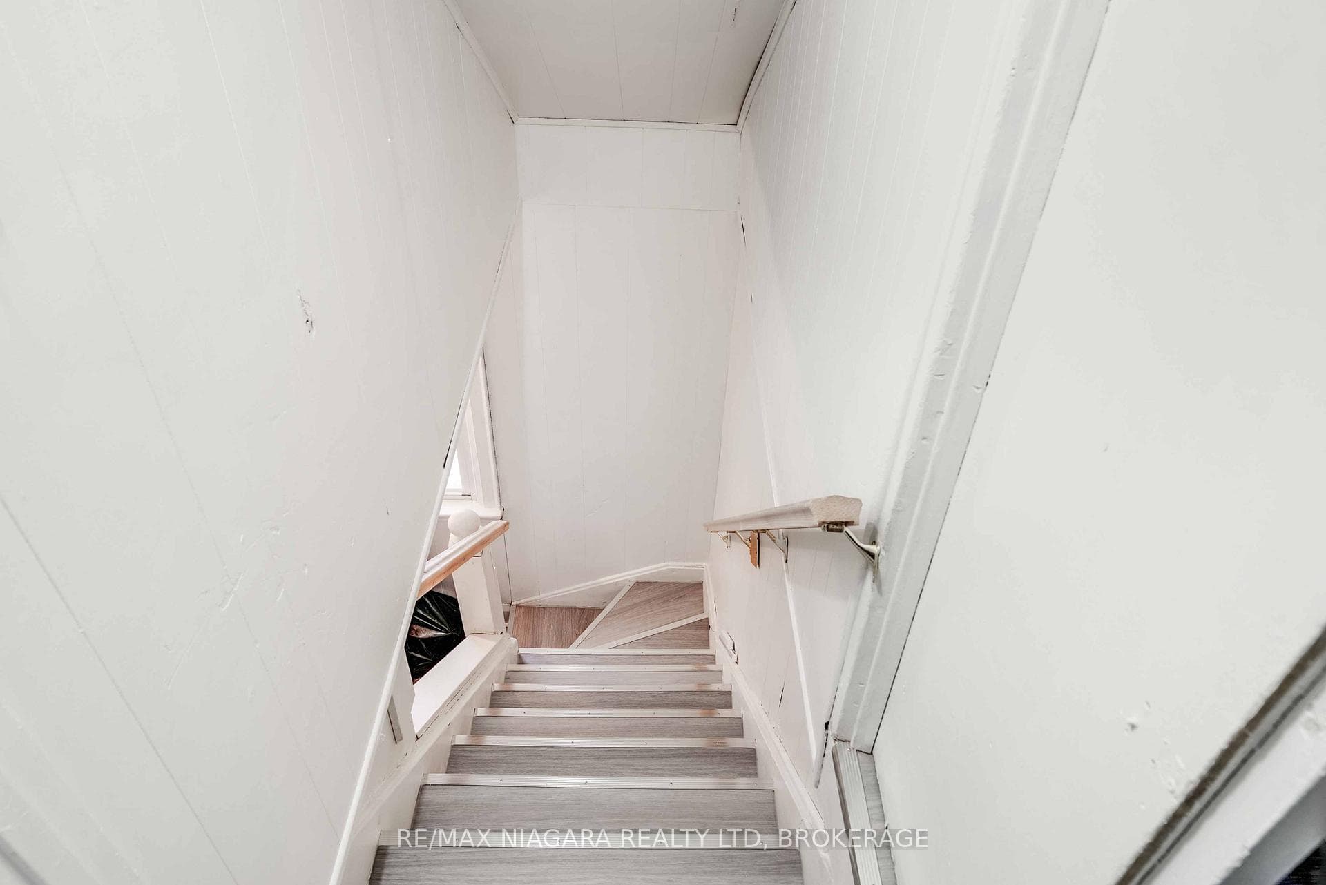 39 CARLETON Street Unit upper photo 4
