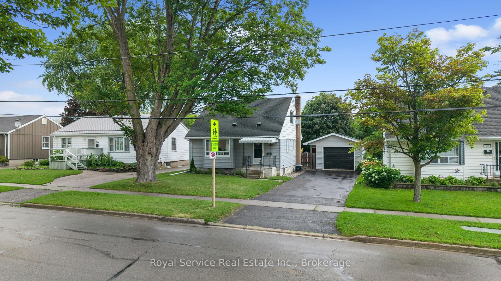 558 Burnham Street photo 36