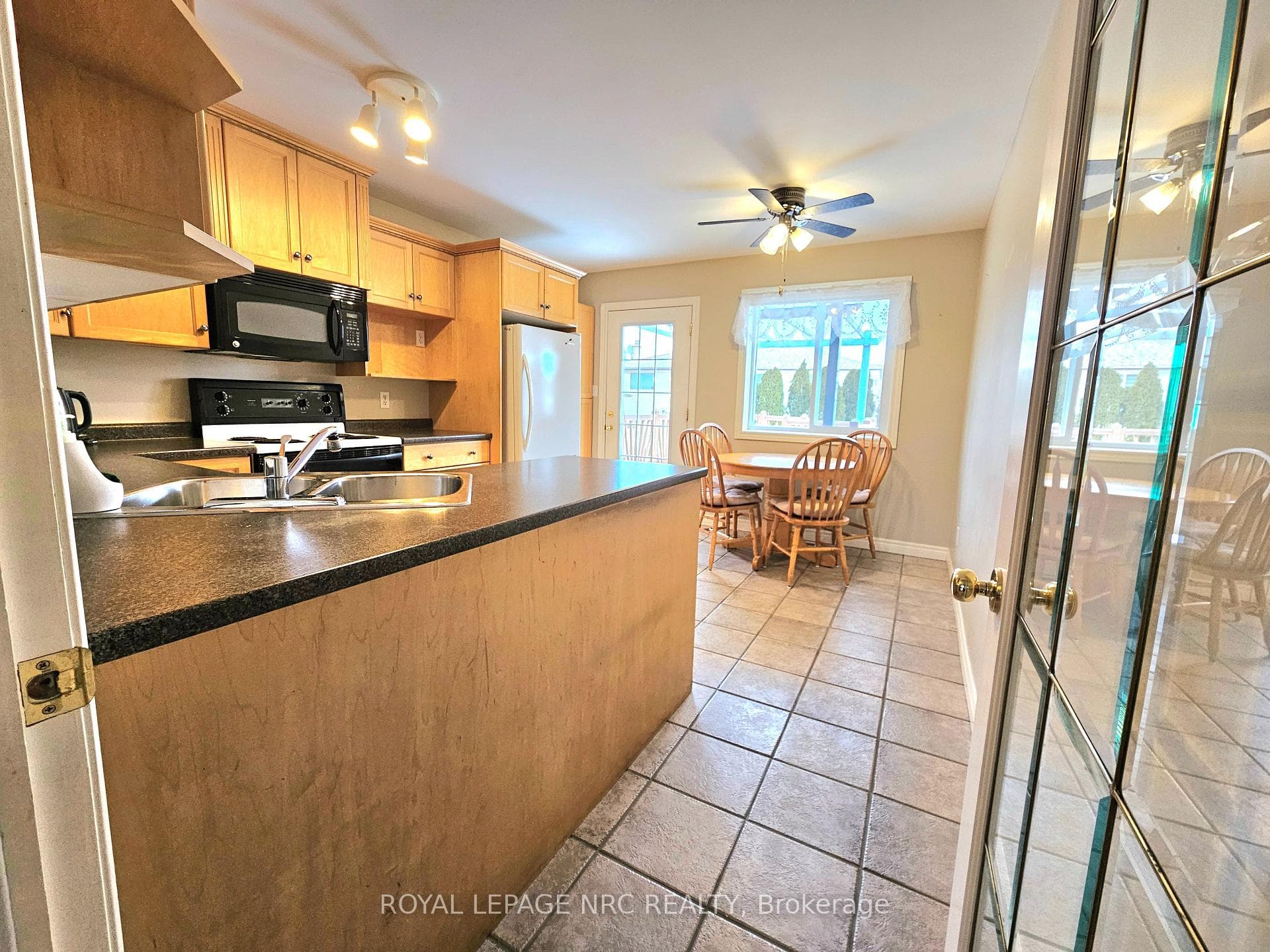 kitchen has lots of work space