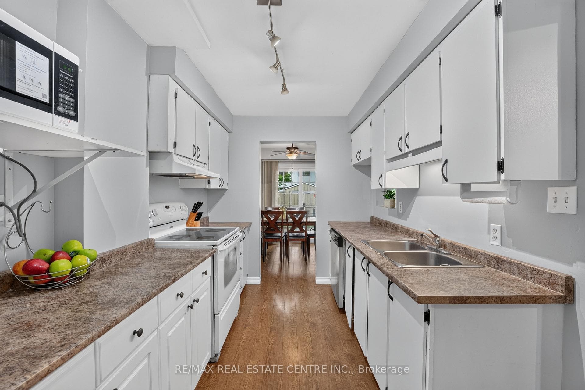 23 Burbank Crescent photo 8