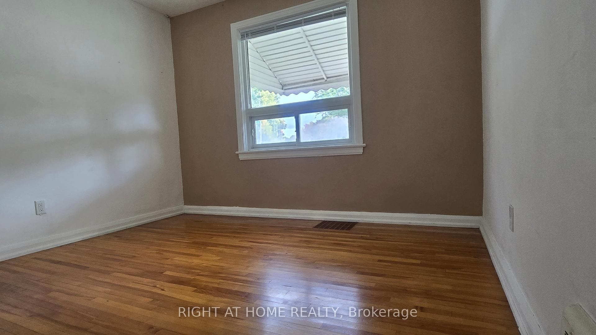 65 Ellis Crescent photo 6